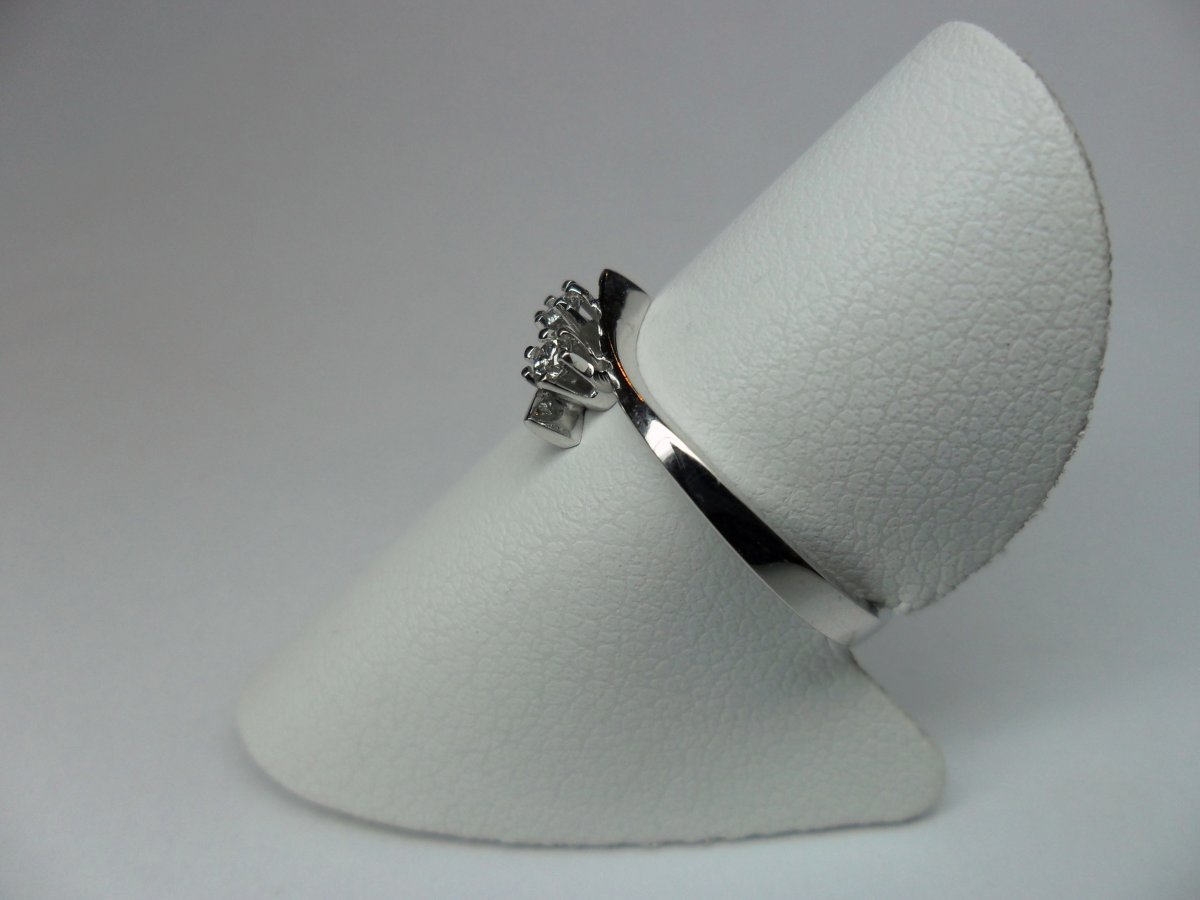 Twisted solitaire ring